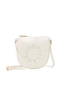 Borsa crossbody in similpelle bianca di forma semicircolare, con design testurizzato perforato, hardware dorato e tracolla regolabile.