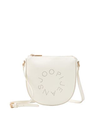 Borsa crossbody in similpelle bianca di forma semicircolare, con design testurizzato perforato, hardware dorato e tracolla regolabile.