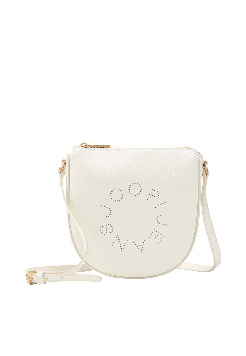 Borsa crossbody in similpelle bianca di forma semicircolare, con design testurizzato perforato, hardware dorato e tracolla regolabile.