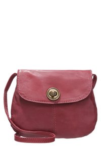 Röd läder crossbody-väska med en rundad form, magnetisk knappstängning och en enkel axelrem. Slät textur och minimala sömdetaljer.