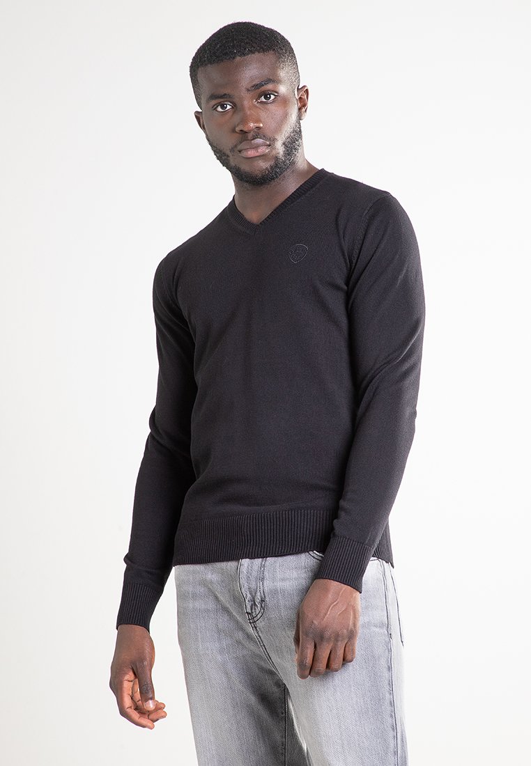 Schwarzer leichter Pullover mit V-Ausschnitt, gerippten Bündchen und Saum. Verfügt über ein dezentes Logodetail auf der Brust. Glatte Textur.