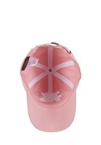 Cappello da baseball rosa con visiera curva, fascia interna assorbente e cuciture bianche. Presenta un logo stampato sul rivestimento interno.