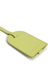 Ετικέτα αποσκευών από έντονο λαχανί δέρμα, με απαλό υφή, στρογγυλεμένη κορυφή, λεπτομέρεια ραφής και θήκη για κάρτες ταυτοποίησης.