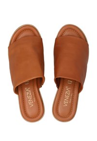 Bruine leren instapsandalen met een breed bandontwerp en stikselaccenten, met een gladde textuur en een platte zool.