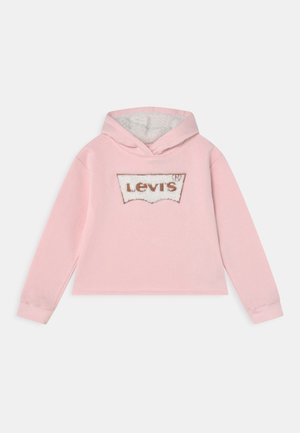 Sweat à capuche rose clair avec capuche bordée de fourrure blanche et écusson texturé avec logo Levi's blanc sur la poitrine.