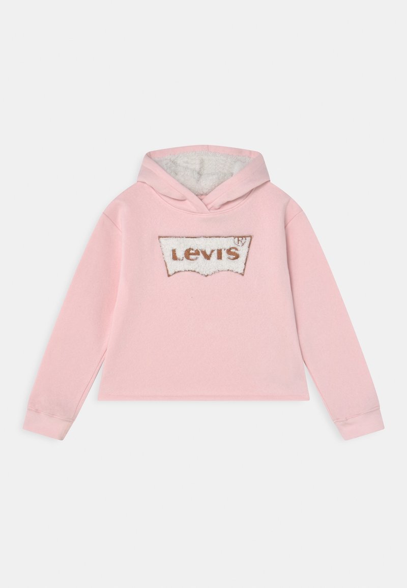 Sweat à capuche rose clair avec capuche bordée de fourrure blanche et écusson texturé avec logo Levi's blanc sur la poitrine.