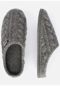 Pantofole grigie lavorate a maglia con un motivo a trecce, texture infeltrita e design con punta arrotondata. Suola antiscivolo per una maggiore aderenza.