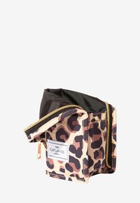 Sac de voyage en imprimé léopard avec un intérieur noir, fermeture éclair et accents dorés. Fabriqué en tissu résistant, avec une forme carrée et une étiquette.