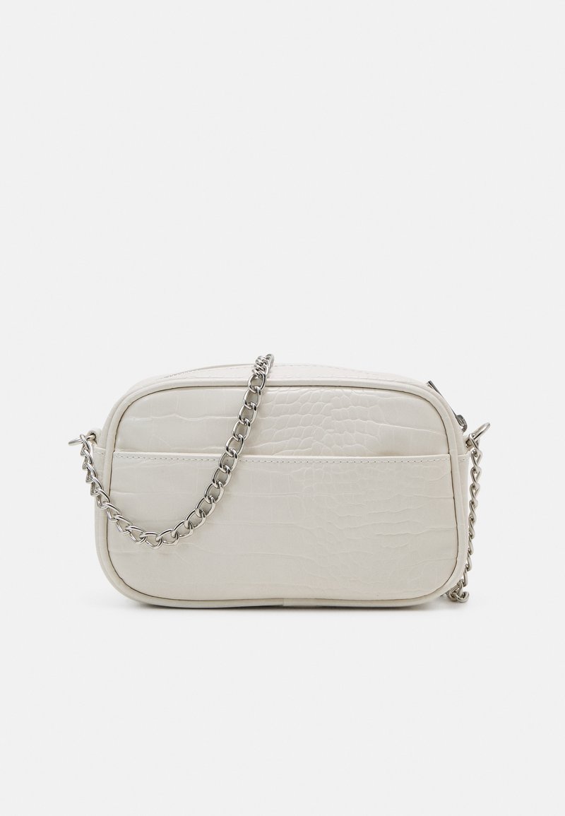 Bílá kabelka přes rameno z umělé kůže s texturovaným krokodýlím vzorem, stříbrným řetízkem a zipovým uzávěrem. Obdélníkový tvar s plochým dnem.