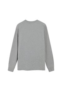 Grijze long-sleeve t-shirt gemaakt van zachte stof, met een ronde hals, afhangende schouders en een relaxte pasvorm; gladde textuur, geen grafische details.