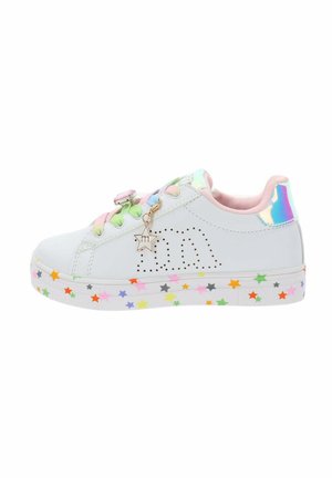 Scarpa da ginnastica bianca per bambini con suola a stelle arcobaleno, lacci arcobaleno pastello, interno rosa, tallone iridescente e ciondolo a forma di stella sul lato.