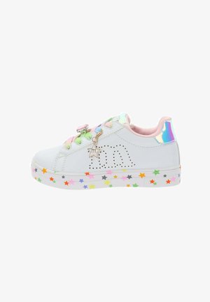 Scarpa da ginnastica bianca per bambini con suola a stelle arcobaleno, lacci arcobaleno pastello, interno rosa, tallone iridescente e ciondolo a forma di stella sul lato.