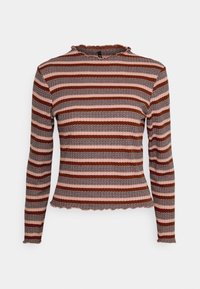 Langærmet top med ribbet tekstur og skiftende striber i nuancer af brun, fersken og krem; bølget kantdetalje.