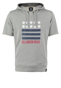 Sudadera corta gris con mangas cortas y un bolsillo frontal, con un gráfico de cinco estrellas y tres franjas horizontales en color marino y rojo.