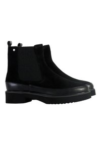 Bottines en suédine noire avec des côtés en tissu côtelé, bout rond et semelle en caoutchouc épaisse. Comprend des boucles arrière décoratives et des accents en argent.