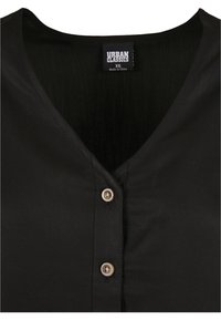 Haut boutonné noir avec un col en V, deux boutons marron clair, et un tissu léger et lisse. L'étiquette visible porte l'inscription "URBAN CLASSICS".