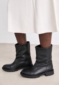 FLAT BOOT - Cizme cu platformă - black