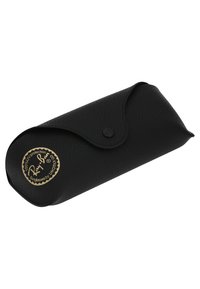 Carcasă pentru ochelari din piele neagră, cu un finisaj texturat, formă rotunjită și închidere cu sonerie metalică. Include un logo circular auriu.