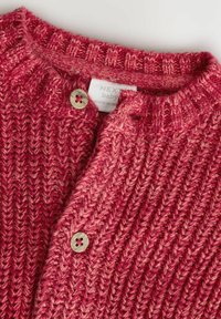 Cardigan tricoté rouge avec un motif texturé, doté d'un col rond, d'une fermeture à deux boutons et d'une petite étiquette indiquant "NEXT baby."