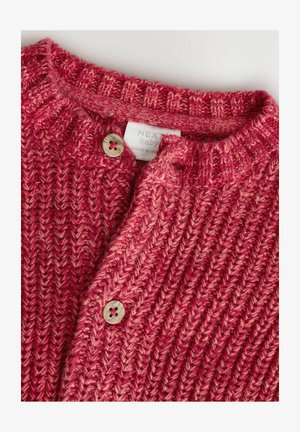 Cardigan tricotat roșu cu un model texturat, având un gât rotund, închidere cu două nasturi și o etichetă mică pe care scrie "NEXT baby."