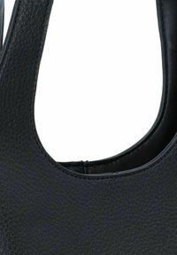 Sac à main en cuir noir avec une finition texturée, une bandoulière incurvée et une ouverture arrondie. Il présente un design élégant et moderne.