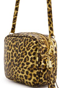 Kwadratowa torba crossbody w wzór w panterkę, z złotymi akcentami, zamkiem błyskawicznym oraz detalem w postaci frędzla po boku.