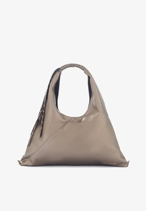 Große, weiche Handtasche aus taupefarbenem Leder mit Hobo-Form, ausgestattet mit einem genähten Griff und dekorativen Fransen mit goldenen Akzenten auf der einen Seite.