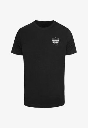 Must must t-särk lühikeste varrukatega ja ümarate kaeluste. Vasakul rinnal on valge kilbi logo, millel on kiri "AZZURRO ITALIA".