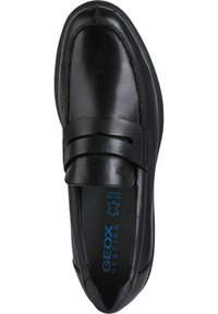 Mocassino in pelle nera con finitura liscia, caratterizzato da una fascia decorativa sulla parte superiore e una soletta imbottita contrassegnata con "GEOX RESPIRA".