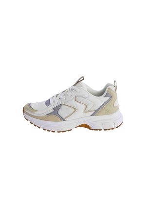 Zapatilla deportiva blanca y beige con paneles de malla y cuero, cierre de cordones y suela de goma marrón texturizada, mostrada desde el lado exterior.