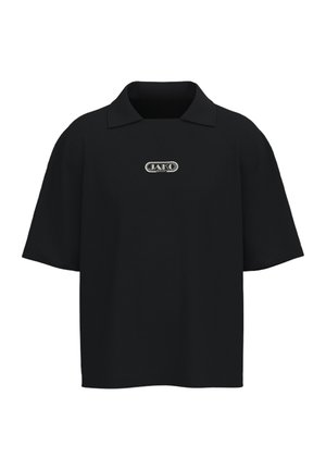 Polo nera oversize a maniche corte con un piccolo logo bianco al centro del petto.