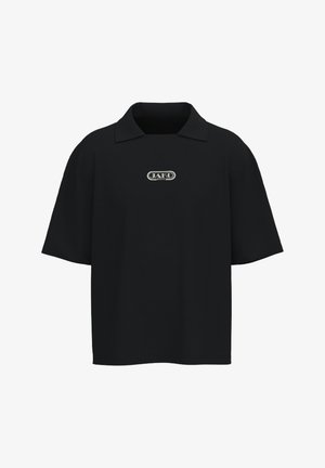 Polo noir oversize à manches courtes avec un petit logo blanc centré sur la poitrine.
