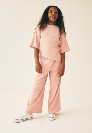 Next, REGULAR FIT - TEXTURED ASYMMETRIC T-SHIRT AND WIDE LEG SET - Trousers - pink
