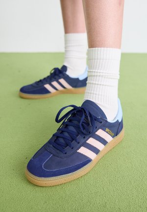 adidas Originals HANDBALL SPEZIAL UNISEX - Sportcipő - dark blue/wonder quartz/clear sky