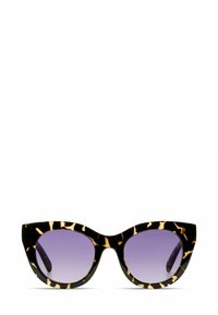 Occhiali da sole a forma di occhio di gatto con un motivo tartarugato nero e oro. Lenti a gradiente viola. Montature spesse e angolari, cerniere eleganti.