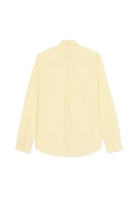 Κίτρινο πουκάμισο με μακριά μανίκια και γιακά με κουμπιά. Ομαλή υφή, λεπτομέρεια πτυχής στην πλάτη και μανσέτες με κουμπιά. Απλός, ομοιόμορφος σχεδιασμός.