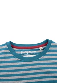 Randig t-shirt i teal och grått, med rund halsringning och en kontrasterande röd kant. Tillverkad av mjuk bomull, med varumärkesetikett synlig.