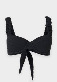 Top de bikini negro texturizado con copas acolchadas, tirantes fruncidos en los hombros y detalle de nudo delantero.