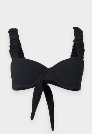 Haut de bikini noir texturé avec des bonnets rembourrés, des bretelles froncées et un détail de nouage à l'avant.