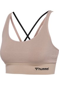 Beige sport-BH med en texturerad, ribbad design och svarta korsande remmar. Varumärkets logotyp är tryckt i svart på bandet.