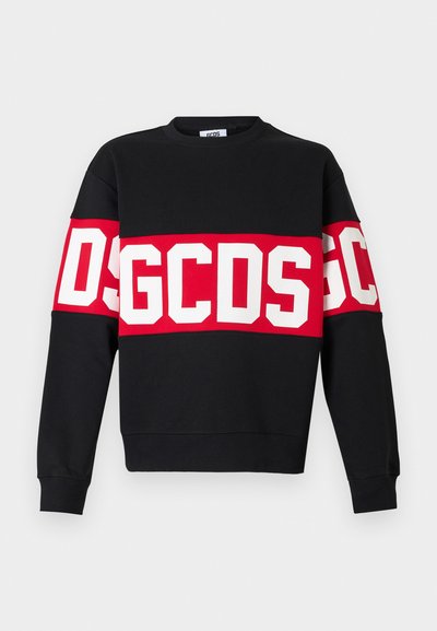 Čierna mikina s širokým červeným pásom a veľkými bielymi písmenami "DSGDCS" na hrudi. Klasický okrúhly výstrih a ribované manžety.