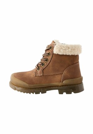 Braune Knöchelstiefel mit einem Kragen aus Kunstfell, strukturiertem Obermaterial, runder Zehenpartie und Gummisohle mit einem robusten Profilmuster.