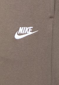Nike Sportswear SPORTSWEAR CLUB FLEECE - Calças de fato de treino - ironstone/white