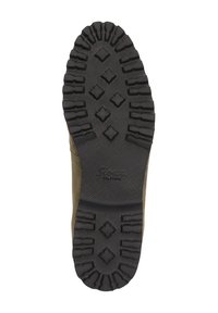 Bruine suède laars met een diepe, gestructureerde zwarte rubberen loopzool, die is voorzien van diamantvormige patronen en een opvallende logo-afdruk.
