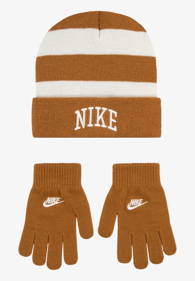 Bonnet en tricot rayé marron et crème avec le logo "NIKE" ; associé à des gants en tricot marron assortis portant le logo "NIKE" au poignet.