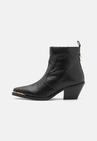 Botas negras de tobillo con un patrón de piel de serpiente texturizado, punta afilada, tacón bloque medio y una tira decorativa en la parte trasera.