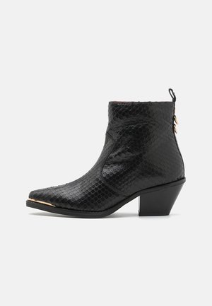 Botas negras de tobillo con un patrón de piel de serpiente texturizado, punta afilada, tacón bloque medio y una tira decorativa en la parte trasera.