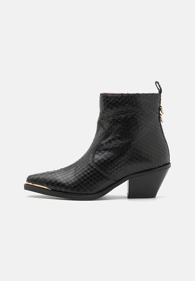 Botas negras de tobillo con un patrón de piel de serpiente texturizado, punta afilada, tacón bloque medio y una tira decorativa en la parte trasera.