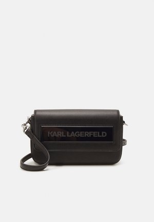 Czarna skórzana torebka na ramię z błyszczącą wstawką z logo "KARL LAGERFELD". Zapięcie na suwak, regulowany pasek, minimalistyczny design.