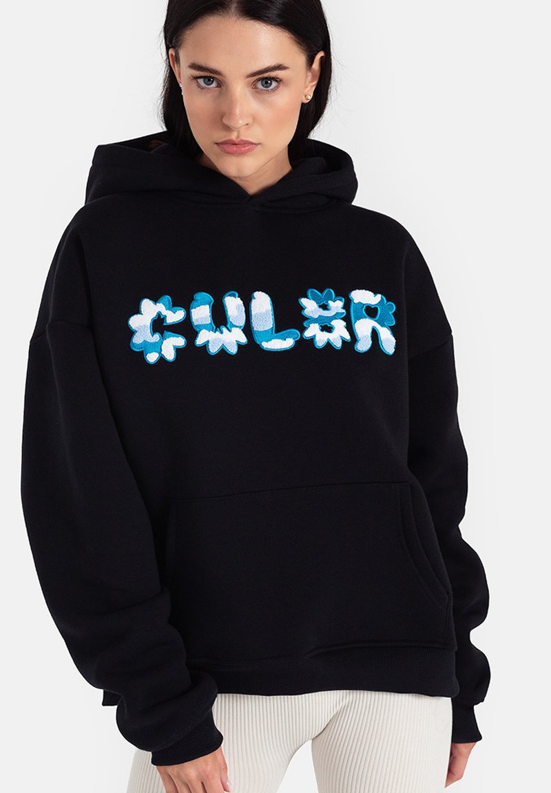 Czarny sweatshirt z kapturem z kolorowym, teksturowanym napisem "KOLOR" w odcieniach niebieskiego i białego, z kieszenią z przodu i luźnym krojem.